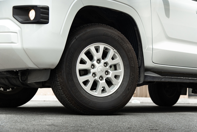 Đem Mitsubishi Triton và Toyota Hilux bản ‘base’ AT đi ‘cày’ xem xe nào hợp dân công trình hơn: Chở tốt, lái ổn thì đánh đổi bớt công nghệ- Ảnh 7. Đem Mitsubishi Triton và Toyota Hilux bản ‘base’ AT đi ‘cày’ xem xe nào hợp dân công trình hơn: Chở tốt, lái ổn thì đánh đổi bớt công nghệ- Ảnh 7.