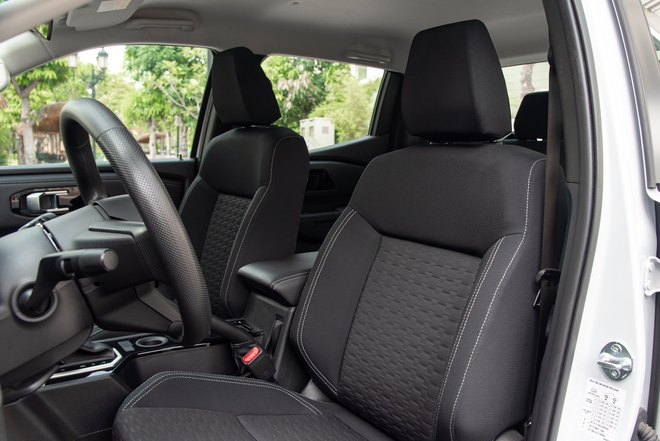 Đem Mitsubishi Triton và Toyota Hilux bản ‘base’ AT đi ‘cày’ xem xe nào hợp dân công trình hơn: Chở tốt, lái ổn thì đánh đổi bớt công nghệ- Ảnh 14. Đem Mitsubishi Triton và Toyota Hilux bản ‘base’ AT đi ‘cày’ xem xe nào hợp dân công trình hơn: Chở tốt, lái ổn thì đánh đổi bớt công nghệ- Ảnh 14.