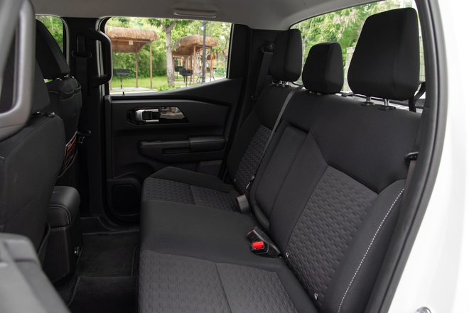 Đem Mitsubishi Triton và Toyota Hilux bản ‘base’ AT đi ‘cày’ xem xe nào hợp dân công trình hơn: Chở tốt, lái ổn thì đánh đổi bớt công nghệ- Ảnh 15. Đem Mitsubishi Triton và Toyota Hilux bản ‘base’ AT đi ‘cày’ xem xe nào hợp dân công trình hơn: Chở tốt, lái ổn thì đánh đổi bớt công nghệ- Ảnh 15.