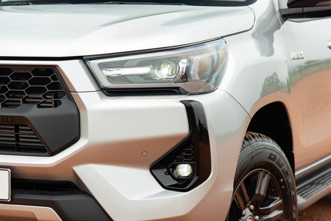 Đem Mitsubishi Triton và Toyota Hilux bản ‘base’ AT đi ‘cày’ xem xe nào hợp dân công trình hơn: Chở tốt, lái ổn thì đánh đổi bớt công nghệ- Ảnh 11. Đem Mitsubishi Triton và Toyota Hilux bản ‘base’ AT đi ‘cày’ xem xe nào hợp dân công trình hơn: Chở tốt, lái ổn thì đánh đổi bớt công nghệ- Ảnh 11.