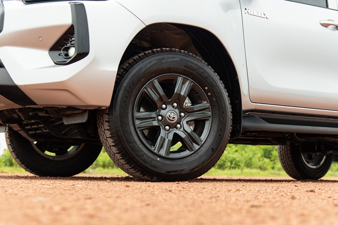 Đem Mitsubishi Triton và Toyota Hilux bản ‘base’ AT đi ‘cày’ xem xe nào hợp dân công trình hơn: Chở tốt, lái ổn thì đánh đổi bớt công nghệ- Ảnh 8. Đem Mitsubishi Triton và Toyota Hilux bản ‘base’ AT đi ‘cày’ xem xe nào hợp dân công trình hơn: Chở tốt, lái ổn thì đánh đổi bớt công nghệ- Ảnh 8.