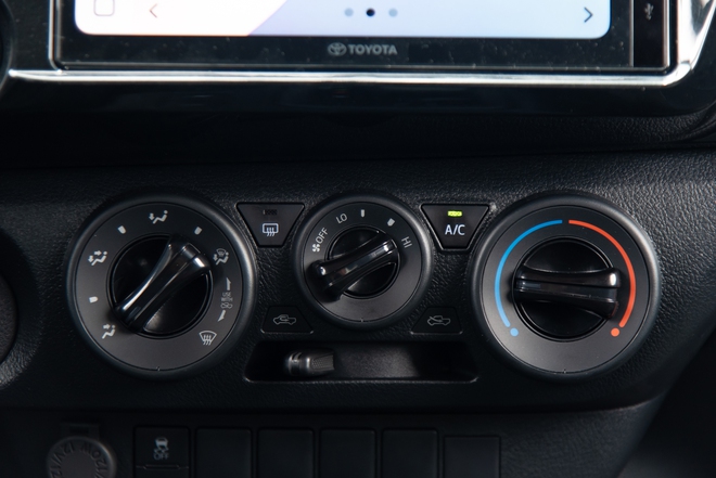 Đem Mitsubishi Triton và Toyota Hilux bản ‘base’ AT đi ‘cày’ xem xe nào hợp dân công trình hơn: Chở tốt, lái ổn thì đánh đổi bớt công nghệ- Ảnh 28. Đem Mitsubishi Triton và Toyota Hilux bản ‘base’ AT đi ‘cày’ xem xe nào hợp dân công trình hơn: Chở tốt, lái ổn thì đánh đổi bớt công nghệ- Ảnh 28.