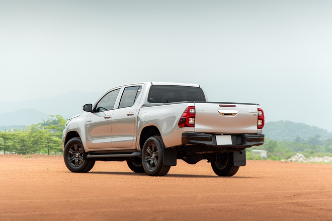Đem Mitsubishi Triton và Toyota Hilux bản ‘base’ AT đi ‘cày’ xem xe nào hợp dân công trình hơn: Chở tốt, lái ổn thì đánh đổi bớt công nghệ- Ảnh 6. Đem Mitsubishi Triton và Toyota Hilux bản ‘base’ AT đi ‘cày’ xem xe nào hợp dân công trình hơn: Chở tốt, lái ổn thì đánh đổi bớt công nghệ- Ảnh 6.