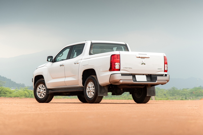Đem Mitsubishi Triton và Toyota Hilux bản ‘base’ AT đi ‘cày’ xem xe nào hợp dân công trình hơn: Chở tốt, lái ổn thì đánh đổi bớt công nghệ- Ảnh 4. Đem Mitsubishi Triton và Toyota Hilux bản ‘base’ AT đi ‘cày’ xem xe nào hợp dân công trình hơn: Chở tốt, lái ổn thì đánh đổi bớt công nghệ- Ảnh 4.