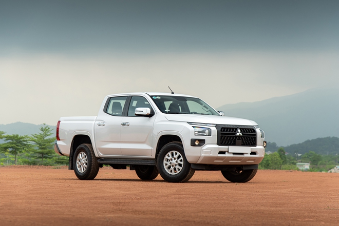 Đem Mitsubishi Triton và Toyota Hilux bản ‘base’ AT đi ‘cày’ xem xe nào hợp dân công trình hơn: Chở tốt, lái ổn thì đánh đổi bớt công nghệ- Ảnh 3. Đem Mitsubishi Triton và Toyota Hilux bản ‘base’ AT đi ‘cày’ xem xe nào hợp dân công trình hơn: Chở tốt, lái ổn thì đánh đổi bớt công nghệ- Ảnh 3.
