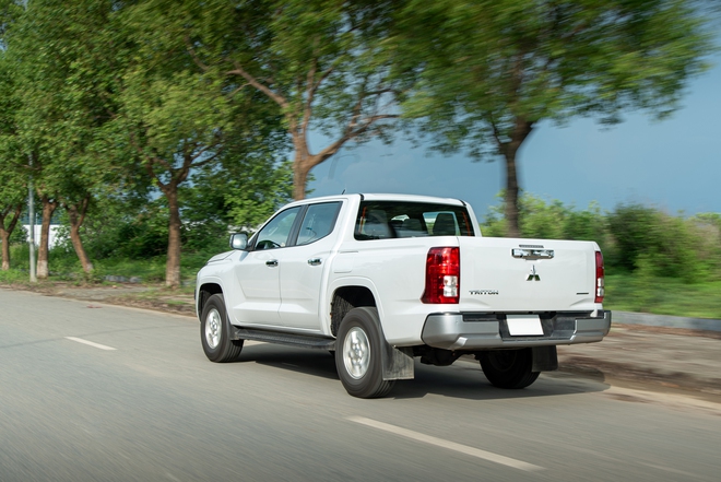 Đem Mitsubishi Triton và Toyota Hilux bản ‘base’ AT đi ‘cày’ xem xe nào hợp dân công trình hơn: Chở tốt, lái ổn thì đánh đổi bớt công nghệ- Ảnh 32. Đem Mitsubishi Triton và Toyota Hilux bản ‘base’ AT đi ‘cày’ xem xe nào hợp dân công trình hơn: Chở tốt, lái ổn thì đánh đổi bớt công nghệ- Ảnh 32.