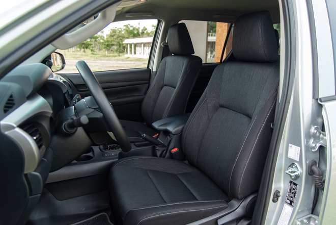 Đem Mitsubishi Triton và Toyota Hilux bản ‘base’ AT đi ‘cày’ xem xe nào hợp dân công trình hơn: Chở tốt, lái ổn thì đánh đổi bớt công nghệ- Ảnh 17. Đem Mitsubishi Triton và Toyota Hilux bản ‘base’ AT đi ‘cày’ xem xe nào hợp dân công trình hơn: Chở tốt, lái ổn thì đánh đổi bớt công nghệ- Ảnh 17.