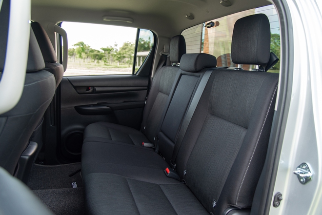 Đem Mitsubishi Triton và Toyota Hilux bản ‘base’ AT đi ‘cày’ xem xe nào hợp dân công trình hơn: Chở tốt, lái ổn thì đánh đổi bớt công nghệ- Ảnh 18. Đem Mitsubishi Triton và Toyota Hilux bản ‘base’ AT đi ‘cày’ xem xe nào hợp dân công trình hơn: Chở tốt, lái ổn thì đánh đổi bớt công nghệ- Ảnh 18.