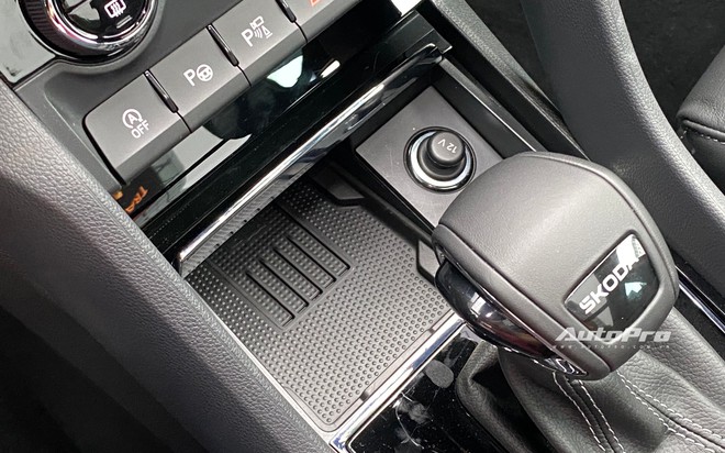 Skoda Karoq 2025 ra mắt Việt Nam: Giá từ hơn 1 tỷ đồng, có bản thể thao, thêm ADAS và nhiều công nghệ khác cạnh tranh CX-5- Ảnh 19. Skoda Karoq 2025 ra mắt Việt Nam: Giá từ hơn 1 tỷ đồng, có bản thể thao, thêm ADAS và nhiều công nghệ khác cạnh tranh CX-5- Ảnh 19.