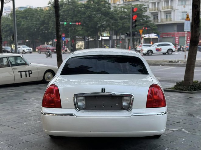 Lincoln Limousine hiếm bán lại giá 1,2 tỷ: Giá ngang Camry mới, dài gần gấp đôi C-Class, có ghế sofa, quầy bar 'sang chảnh'- Ảnh 4. Lincoln Limousine hiếm bán lại giá 1,2 tỷ: Giá ngang Camry mới, dài gần gấp đôi C-Class, có ghế sofa, quầy bar 'sang chảnh'- Ảnh 4.