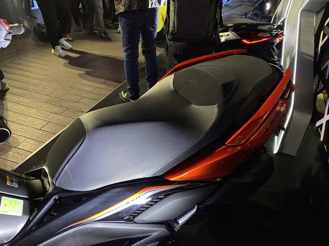 Yamaha XMAX 300 ra mắt Việt Nam: Giá 140 triệu đồng, động cơ 292cc, tiêu thụ 3 lít/100 km, thêm màu mới, có cổng sạc Type C- Ảnh 5.