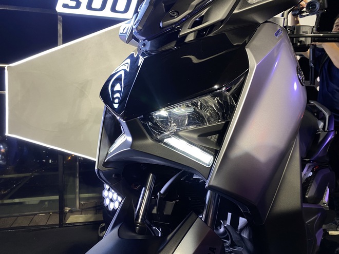 Yamaha XMAX 300 ra mắt Việt Nam: Giá 140 triệu đồng, động cơ 292cc, tiêu thụ 3 lít/100 km, thêm màu mới, có cổng sạc Type C- Ảnh 3.
