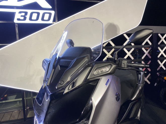 Yamaha XMAX 300 ra mắt Việt Nam: Giá 140 triệu đồng, động cơ 292cc, tiêu thụ 3 lít/100 km, thêm màu mới, có cổng sạc Type C- Ảnh 6.