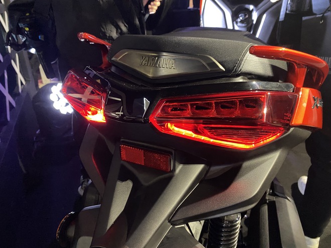 Yamaha XMAX 300 ra mắt Việt Nam: Giá 140 triệu đồng, động cơ 292cc, tiêu thụ 3 lít/100 km, thêm màu mới, có cổng sạc Type C- Ảnh 4.