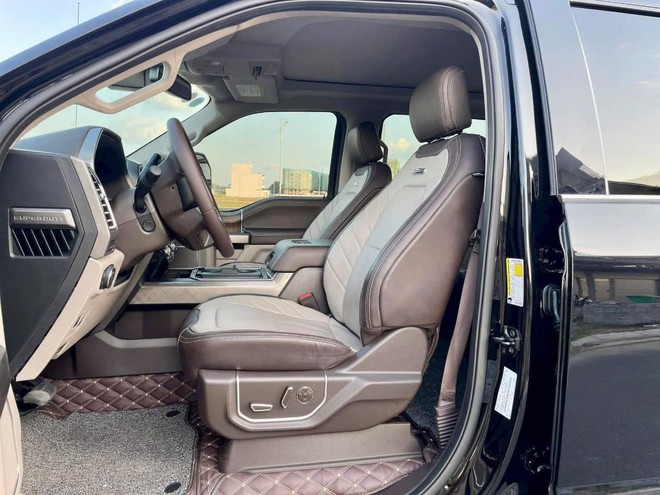 Ford F-350 Super Duty độc nhất Việt Nam 'mất giá' hơn 400 triệu đồng sau gần 1,5 năm: Đắt gấp 3 Ranger Raptor 'đập hộp', tiện nghi như xe sang- Ảnh 4. Ford F-350 Super Duty độc nhất Việt Nam 'mất giá' hơn 400 triệu đồng sau gần 1,5 năm: Đắt gấp 3 Ranger Raptor 'đập hộp', tiện nghi như xe sang- Ảnh 4.