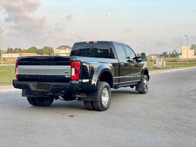 Ford F-350 Super Duty độc nhất Việt Nam 'mất giá' hơn 400 triệu đồng sau gần 1,5 năm: Đắt gấp 3 Ranger Raptor 'đập hộp', tiện nghi như xe sang- Ảnh 3. Ford F-350 Super Duty độc nhất Việt Nam 'mất giá' hơn 400 triệu đồng sau gần 1,5 năm: Đắt gấp 3 Ranger Raptor 'đập hộp', tiện nghi như xe sang- Ảnh 3.