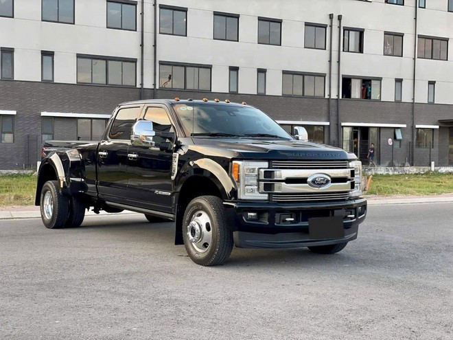 Ford F-350 Super Duty độc nhất Việt Nam 'mất giá' hơn 400 triệu đồng sau gần 1,5 năm: Đắt gấp 3 Ranger Raptor 'đập hộp', tiện nghi như xe sang- Ảnh 2. Ford F-350 Super Duty độc nhất Việt Nam 'mất giá' hơn 400 triệu đồng sau gần 1,5 năm: Đắt gấp 3 Ranger Raptor 'đập hộp', tiện nghi như xe sang- Ảnh 2.