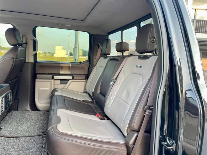 Ford F-350 Super Duty độc nhất Việt Nam 'mất giá' hơn 400 triệu đồng sau gần 1,5 năm: Đắt gấp 3 Ranger Raptor 'đập hộp', tiện nghi như xe sang- Ảnh 5. Ford F-350 Super Duty độc nhất Việt Nam 'mất giá' hơn 400 triệu đồng sau gần 1,5 năm: Đắt gấp 3 Ranger Raptor 'đập hộp', tiện nghi như xe sang- Ảnh 5.