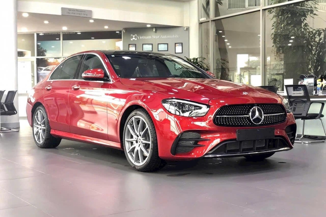 Mercedes-Benz E-Class 'dọn kho' giảm giá còn hơn 1,7 tỷ đồng tại đại lý: Ngang giá lăn bánh Camry, chờ đời mới ra mắt đấu 5 Series- Ảnh 4. Mercedes-Benz E-Class 'dọn kho' giảm giá còn hơn 1,7 tỷ đồng tại đại lý: Ngang giá lăn bánh Camry, chờ đời mới ra mắt đấu 5 Series- Ảnh 4.