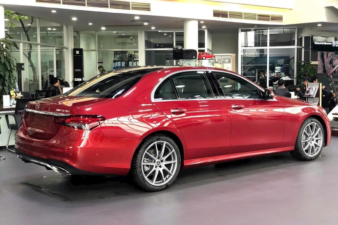 Mercedes-Benz E-Class 'dọn kho' giảm giá còn hơn 1,7 tỷ đồng tại đại lý: Ngang giá lăn bánh Camry, chờ đời mới ra mắt đấu 5 Series- Ảnh 5. Mercedes-Benz E-Class 'dọn kho' giảm giá còn hơn 1,7 tỷ đồng tại đại lý: Ngang giá lăn bánh Camry, chờ đời mới ra mắt đấu 5 Series- Ảnh 5.