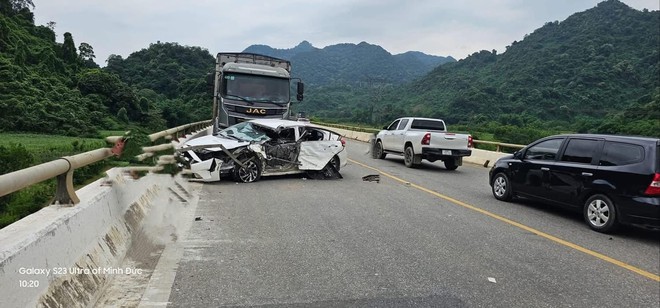 2 giây trước khi xảy ra tai nạn liên hoàn, xe tải văng khỏi cầu, 6 người thương vong: Khoảnh khắc ám ảnh- Ảnh 3. 2 giây trước khi xảy ra tai nạn liên hoàn, xe tải văng khỏi cầu, 6 người thương vong: Khoảnh khắc ám ảnh- Ảnh 3.