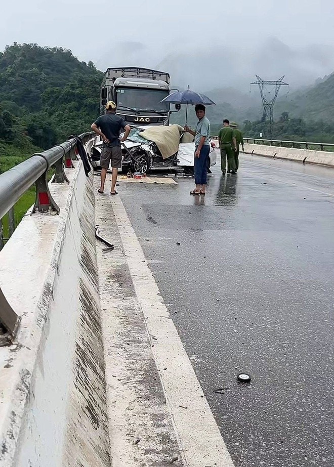 2 giây trước khi xảy ra tai nạn liên hoàn, xe tải văng khỏi cầu, 6 người thương vong: Khoảnh khắc ám ảnh- Ảnh 2. 2 giây trước khi xảy ra tai nạn liên hoàn, xe tải văng khỏi cầu, 6 người thương vong: Khoảnh khắc ám ảnh- Ảnh 2.