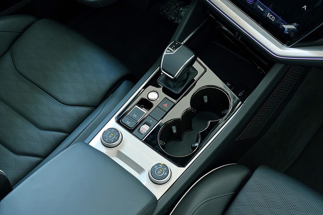 VW Touareg giảm giá kỷ lục hơn 330 triệu, xuống 2,3 tỷ đồng tại đại lý, đấu RX, Q7 trong khi chờ bản mới ra mắt- Ảnh 5. VW Touareg giảm giá kỷ lục hơn 330 triệu, xuống 2,3 tỷ đồng tại đại lý, đấu RX, Q7 trong khi chờ bản mới ra mắt- Ảnh 5.