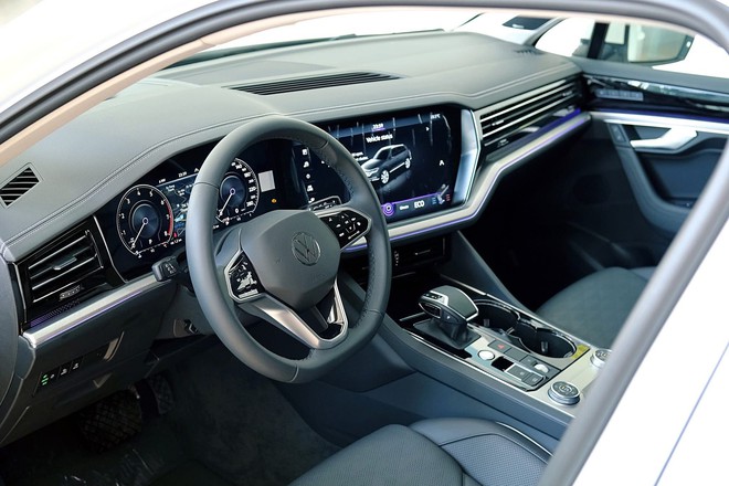 VW Touareg giảm giá kỷ lục hơn 330 triệu, xuống 2,3 tỷ đồng tại đại lý, đấu RX, Q7 trong khi chờ bản mới ra mắt- Ảnh 4. VW Touareg giảm giá kỷ lục hơn 330 triệu, xuống 2,3 tỷ đồng tại đại lý, đấu RX, Q7 trong khi chờ bản mới ra mắt- Ảnh 4.