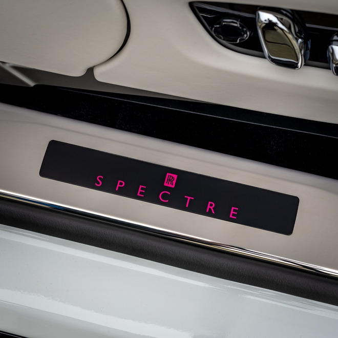 Mẹ tặng con gái Rolls-Royce Spectre hàng thửa với họa tiết hoa hồng thêu bằng kỹ thuật hoàn toàn mới- Ảnh 9.