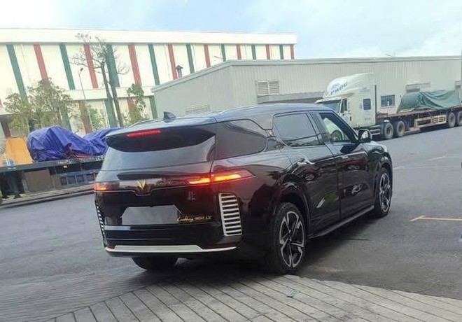 Lộ ảnh xe VinFast mới: Nhiều chi tiết giống VF 9, có thể mang tên Lạc Hồng và chống đạn, đại lý báo ra mắt tháng 8 tới- Ảnh 4. Lộ ảnh xe VinFast mới: Nhiều chi tiết giống VF 9, có thể mang tên Lạc Hồng và chống đạn, đại lý báo ra mắt tháng 8 tới- Ảnh 4.