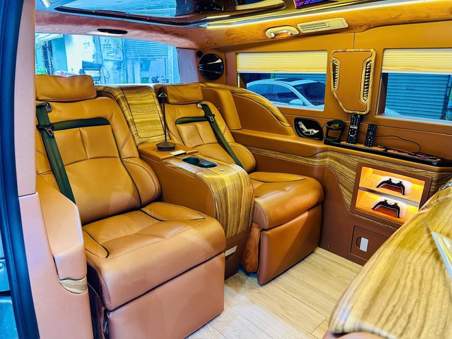 Rao Mercedes-Benz V-Class giá 1,2 tỷ đồng, người bán cho biết riêng tiền độ đã gần 1 tỷ với TV, két sắt, tủ lạnh, ghế 'chủ tịch' kiểu Maybach- Ảnh 10. Rao Mercedes-Benz V-Class giá 1,2 tỷ đồng, người bán cho biết riêng tiền độ đã gần 1 tỷ với TV, két sắt, tủ lạnh, ghế 'chủ tịch' kiểu Maybach- Ảnh 10.