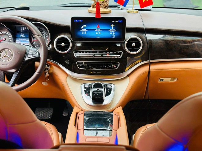 Rao Mercedes-Benz V-Class giá 1,2 tỷ đồng, người bán cho biết riêng tiền độ đã gần 1 tỷ với TV, két sắt, tủ lạnh, ghế 'chủ tịch' kiểu Maybach- Ảnh 9. Rao Mercedes-Benz V-Class giá 1,2 tỷ đồng, người bán cho biết riêng tiền độ đã gần 1 tỷ với TV, két sắt, tủ lạnh, ghế 'chủ tịch' kiểu Maybach- Ảnh 9.