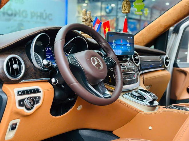Rao Mercedes-Benz V-Class giá 1,2 tỷ đồng, người bán cho biết riêng tiền độ đã gần 1 tỷ với TV, két sắt, tủ lạnh, ghế 'chủ tịch' kiểu Maybach- Ảnh 8. Rao Mercedes-Benz V-Class giá 1,2 tỷ đồng, người bán cho biết riêng tiền độ đã gần 1 tỷ với TV, két sắt, tủ lạnh, ghế 'chủ tịch' kiểu Maybach- Ảnh 8.