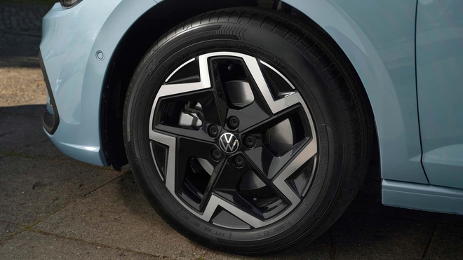 VW Polo bản đặc biệt giá đắt hơn 'Mẹc': Quy đổi 850 triệu đồng, có cửa nóc toàn cảnh, máy chỉ 94 mã lực, số sàn- Ảnh 4. VW Polo bản đặc biệt giá đắt hơn 'Mẹc': Quy đổi 850 triệu đồng, có cửa nóc toàn cảnh, máy chỉ 94 mã lực, số sàn- Ảnh 4.