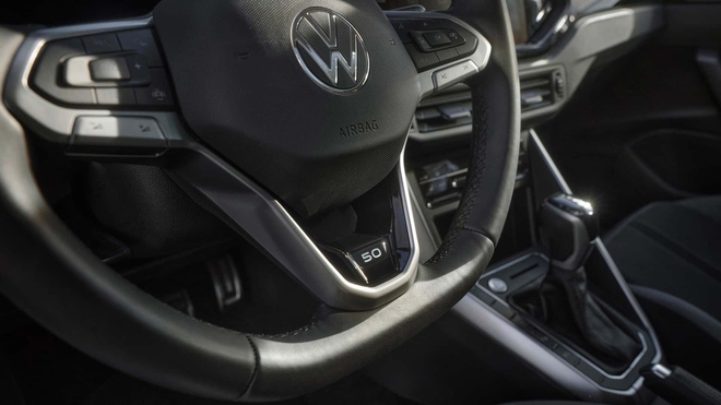 VW Polo bản đặc biệt giá đắt hơn 'Mẹc': Quy đổi 850 triệu đồng, có cửa nóc toàn cảnh, máy chỉ 94 mã lực, số sàn- Ảnh 7. VW Polo bản đặc biệt giá đắt hơn 'Mẹc': Quy đổi 850 triệu đồng, có cửa nóc toàn cảnh, máy chỉ 94 mã lực, số sàn- Ảnh 7.