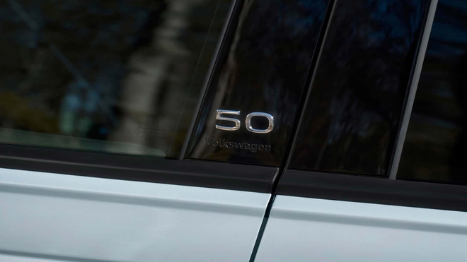 VW Polo bản đặc biệt giá đắt hơn 'Mẹc': Quy đổi 850 triệu đồng, có cửa nóc toàn cảnh, máy chỉ 94 mã lực, số sàn- Ảnh 5. VW Polo bản đặc biệt giá đắt hơn 'Mẹc': Quy đổi 850 triệu đồng, có cửa nóc toàn cảnh, máy chỉ 94 mã lực, số sàn- Ảnh 5.