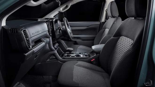 Ford Ranger 'siêu trường' giá gấp đôi bản thường, vẫn phải thêm tiền để có 'thùng hàng' đúng nghĩa, máy V6 chỉ 206 mã lực, kéo được 4,5 tấn hàng- Ảnh 10. Ford Ranger 'siêu trường' giá gấp đôi bản thường, vẫn phải thêm tiền để có 'thùng hàng' đúng nghĩa, máy V6 chỉ 206 mã lực, kéo được 4,5 tấn hàng- Ảnh 10.