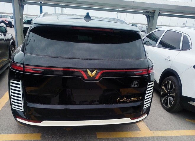SUV mới giống VinFast VF 9 lộ màu sơn trắng cho thấy nhiều đường nét khác hẳn 'bản gốc', logo đặt nổi kiểu Rolls-Royce- Ảnh 6. SUV mới giống VinFast VF 9 lộ màu sơn trắng cho thấy nhiều đường nét khác hẳn 'bản gốc', logo đặt nổi kiểu Rolls-Royce- Ảnh 6.