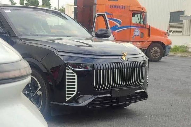 SUV mới giống VinFast VF 9 lộ màu sơn trắng cho thấy nhiều đường nét khác hẳn 'bản gốc', logo đặt nổi kiểu Rolls-Royce- Ảnh 5. SUV mới giống VinFast VF 9 lộ màu sơn trắng cho thấy nhiều đường nét khác hẳn 'bản gốc', logo đặt nổi kiểu Rolls-Royce- Ảnh 5.