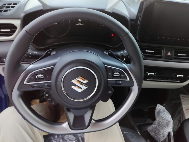Ảnh thực tế Suzuki Swift 2025 đã về đại lý trước ra mắt: Màn hình lớn, sưởi ghế, có ADAS và hybrid cạnh tranh Mazda2- Ảnh 4. Ảnh thực tế Suzuki Swift 2025 đã về đại lý trước ra mắt: Màn hình lớn, sưởi ghế, có ADAS và hybrid cạnh tranh Mazda2- Ảnh 4.