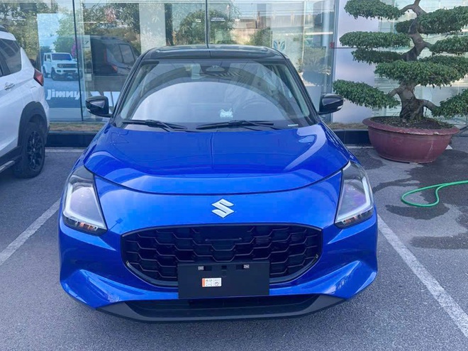Ảnh thực tế Suzuki Swift 2025 đã về đại lý trước ra mắt: Màn hình lớn, sưởi ghế, có ADAS và hybrid cạnh tranh Mazda2- Ảnh 8. Ảnh thực tế Suzuki Swift 2025 đã về đại lý trước ra mắt: Màn hình lớn, sưởi ghế, có ADAS và hybrid cạnh tranh Mazda2- Ảnh 8.