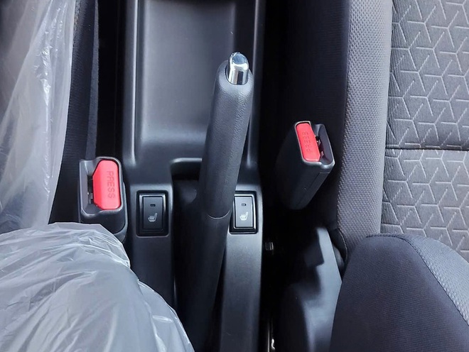 Ảnh thực tế Suzuki Swift 2025 đã về đại lý trước ra mắt: Màn hình lớn, sưởi ghế, có ADAS và hybrid cạnh tranh Mazda2- Ảnh 5. Ảnh thực tế Suzuki Swift 2025 đã về đại lý trước ra mắt: Màn hình lớn, sưởi ghế, có ADAS và hybrid cạnh tranh Mazda2- Ảnh 5.