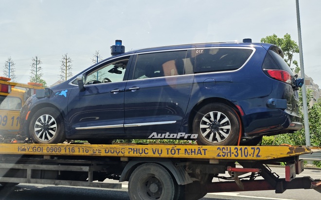 Chrysler Pacifica - Minivan đối thủ Carnival lần đầu lộ diện trên phố Việt Nam: Là bản PHEV, nóc gắn thiết bị cho xe tự lái- Ảnh 3. Chrysler Pacifica - Minivan đối thủ Carnival lần đầu lộ diện trên phố Việt Nam: Là bản PHEV, nóc gắn thiết bị cho xe tự lái- Ảnh 3.