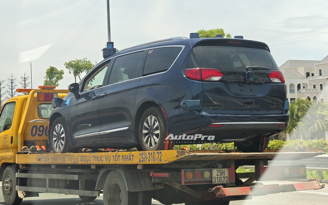 Chrysler Pacifica - Minivan đối thủ Carnival lần đầu lộ diện trên phố Việt Nam: Là bản PHEV, nóc gắn thiết bị cho xe tự lái- Ảnh 4. Chrysler Pacifica - Minivan đối thủ Carnival lần đầu lộ diện trên phố Việt Nam: Là bản PHEV, nóc gắn thiết bị cho xe tự lái- Ảnh 4.