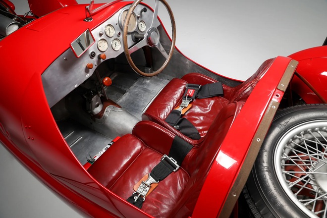 Siêu xe Ferrari bán giá kỷ lục 220 tỷ đồng: Đã 77 năm tuổi, là 1 trong 9 chiếc được sản xuất trên toàn thế giới- Ảnh 3. Siêu xe Ferrari bán giá kỷ lục 220 tỷ đồng: Đã 77 năm tuổi, là 1 trong 9 chiếc được sản xuất trên toàn thế giới- Ảnh 3.