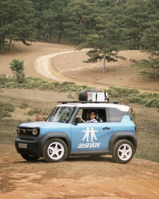 Tậu VinFast VF 3 dù đã có Ranger Raptor và Territory, 2 influencer ngành thời trang chia sẻ: ‘Lái bốc, dính ghế, định nghĩa cho phong cách gen Z’- Ảnh 2. Tậu VinFast VF 3 dù đã có Ranger Raptor và Territory, 2 influencer ngành thời trang chia sẻ: ‘Lái bốc, dính ghế, định nghĩa cho phong cách gen Z’- Ảnh 2.