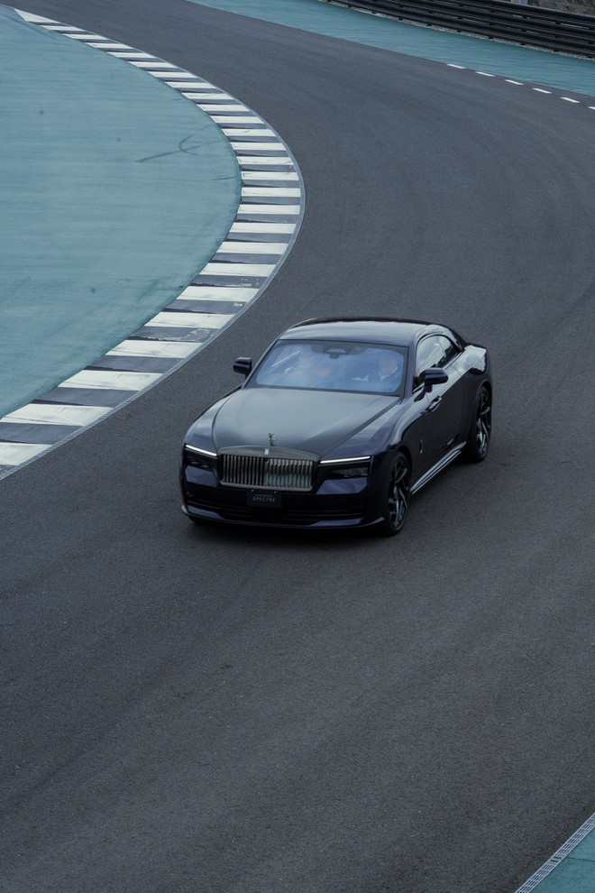 Tôi lái Rolls-Royce Spectre trên đường đua Nhật: Trải nghiệm ‘dễ dàng’ mà giàu cảm xúc- Ảnh 11. Tôi lái Rolls-Royce Spectre trên đường đua Nhật: Trải nghiệm ‘dễ dàng’ mà giàu cảm xúc- Ảnh 11.