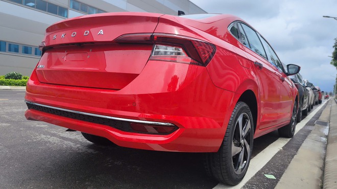 Skoda Slavia lộ 4 bản trước khi ra mắt Việt Nam: Giá tạm tính từ 450 triệu đồng, 2 màn hình lớn, máy turbo, gầm cao vượt hẳn Vios, Accent- Ảnh 5.