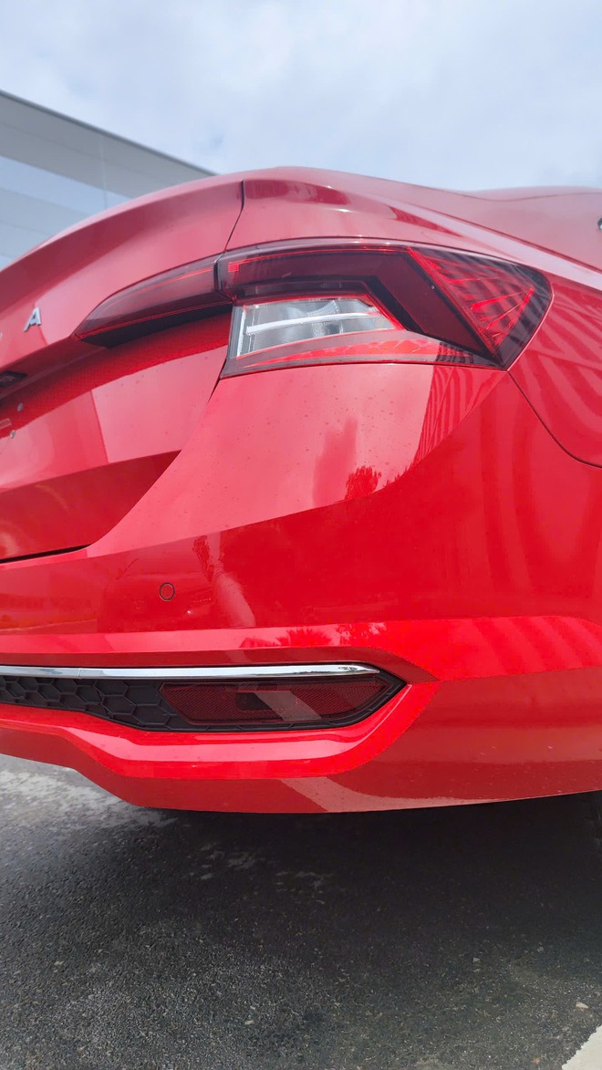 Skoda Slavia lộ 4 bản trước khi ra mắt Việt Nam: Giá tạm tính từ 450 triệu đồng, 2 màn hình lớn, máy turbo, gầm cao vượt hẳn Vios, Accent- Ảnh 7.