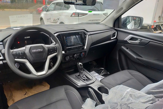 Isuzu D-Max dọn kho giảm 100 triệu đồng tại đại lý: Bản AT còn hơn 580 triệu, giá rẻ cho 'dân cày' không quan trọng mẫu mã- Ảnh 7. Isuzu D-Max dọn kho giảm 100 triệu đồng tại đại lý: Bản AT còn hơn 580 triệu, giá rẻ cho 'dân cày' không quan trọng mẫu mã- Ảnh 7.